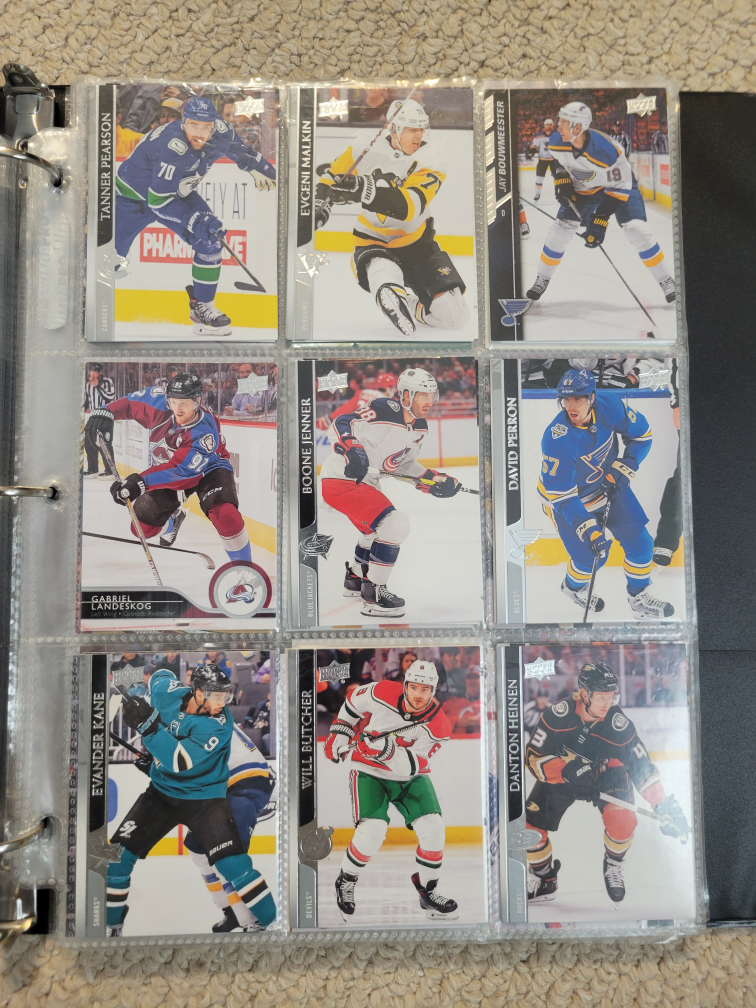 Huge lot of Hockey Cards image indicator(5)