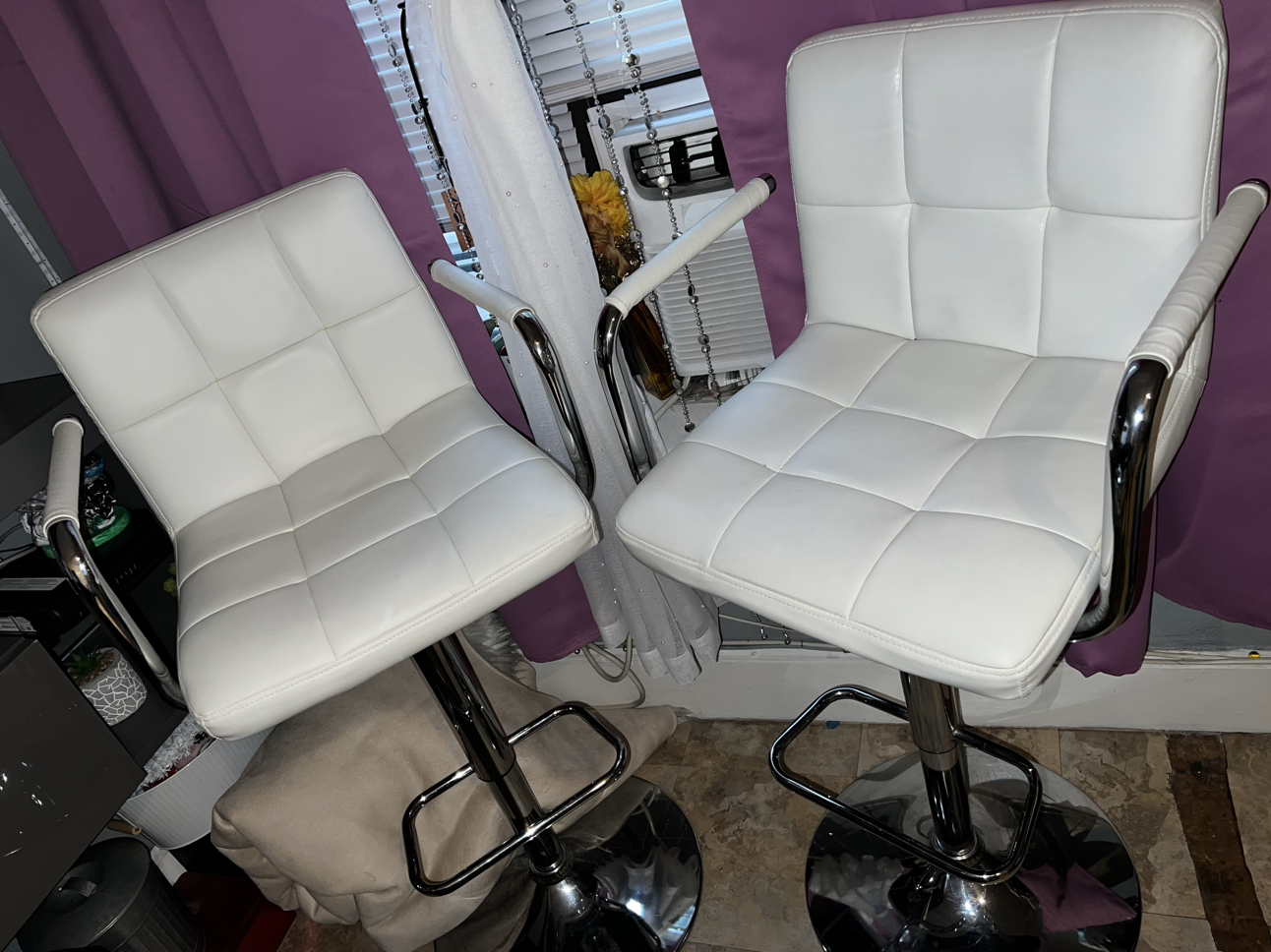 White bar chairs - photo 2