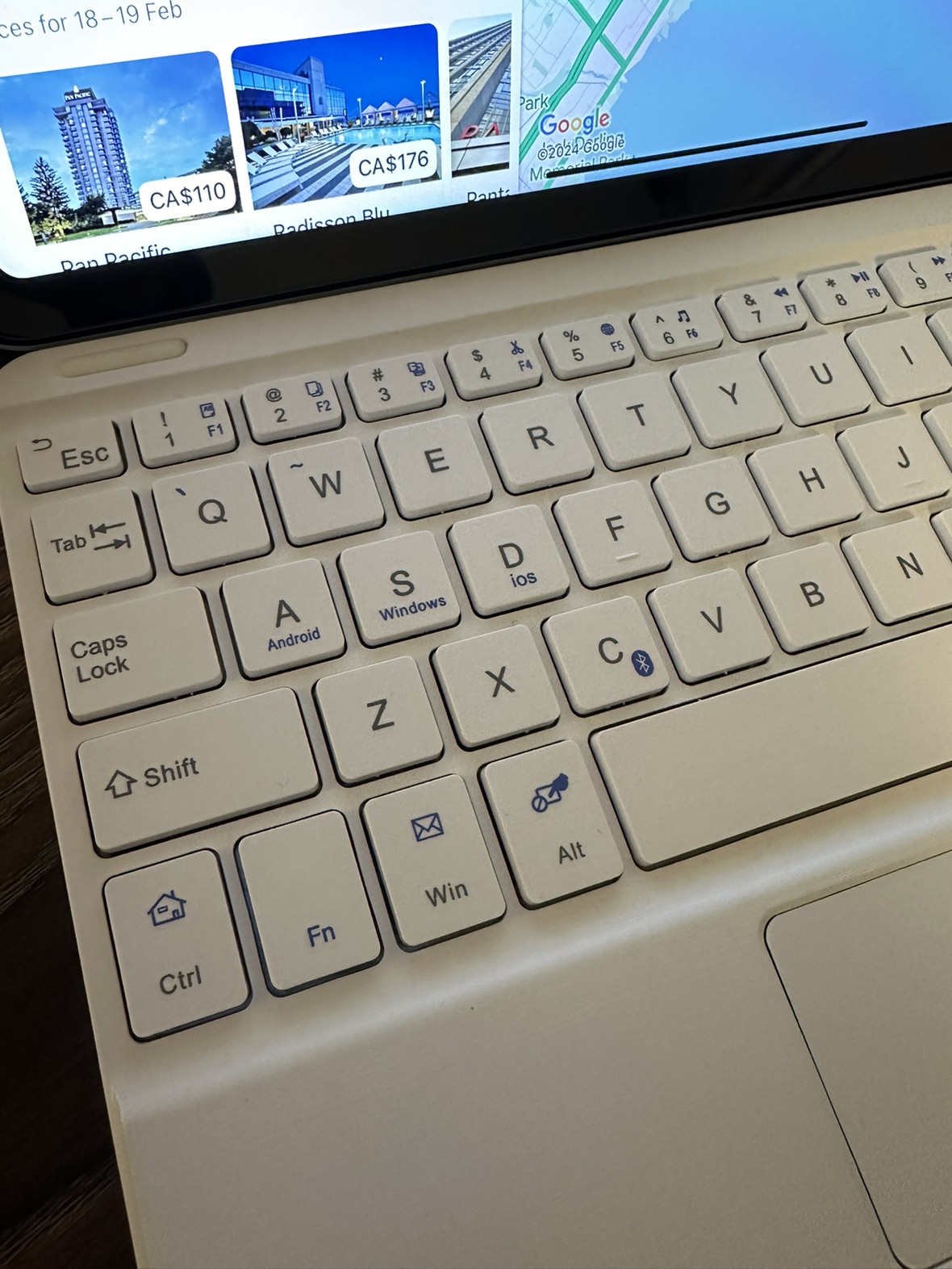Bluetooth keyboard with touchpad for IPad