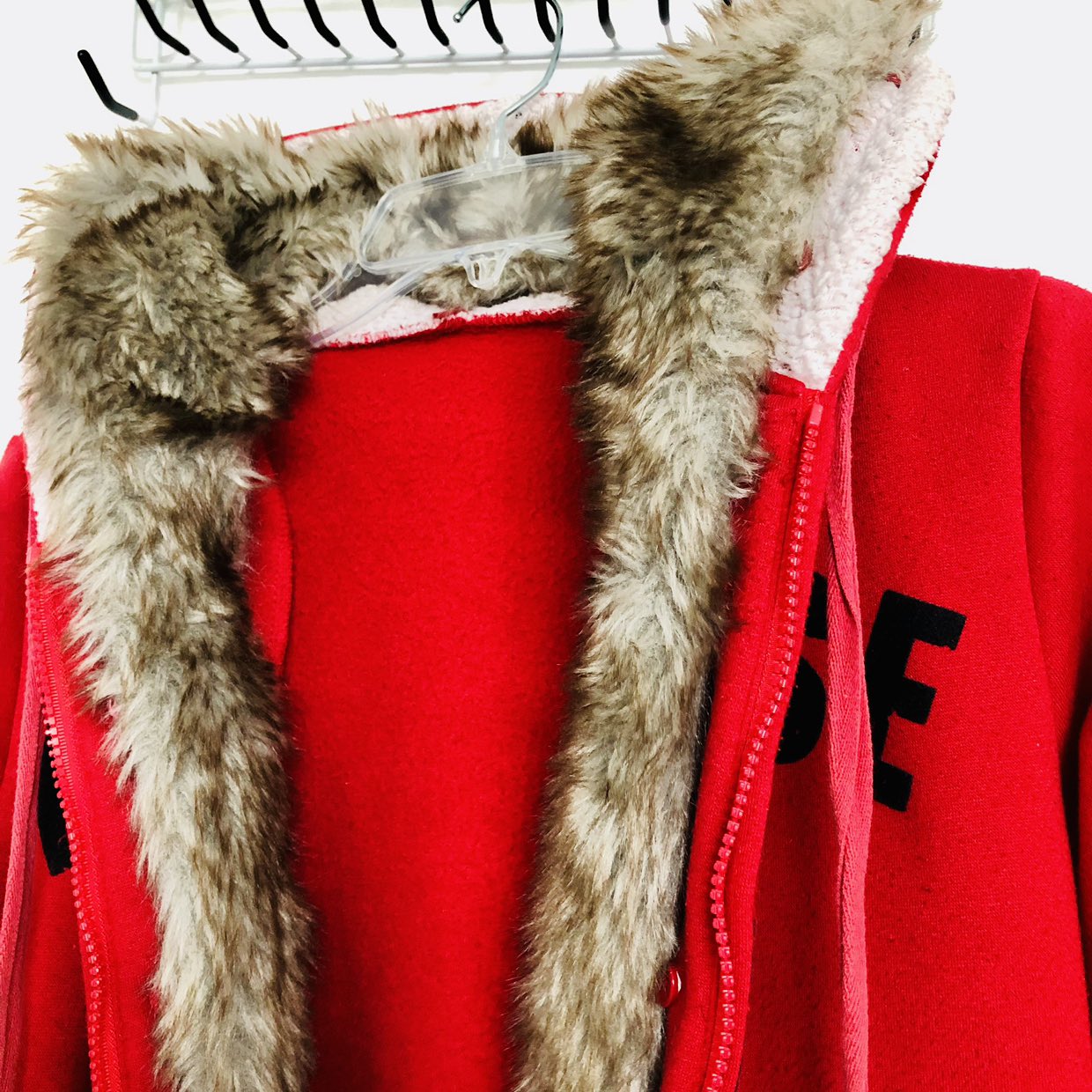 Super cute Red zipped up hoodie with detachable fur trim image indicator(7)