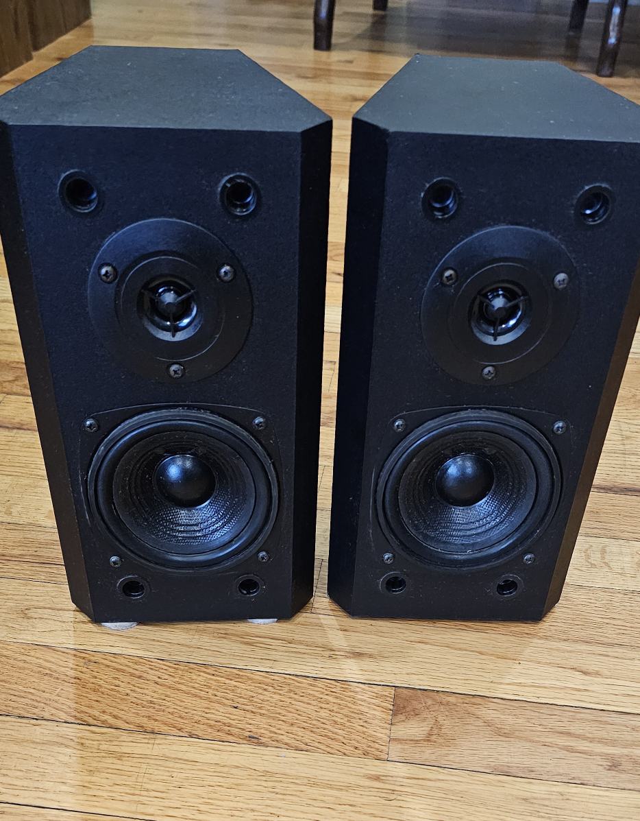 Fisher Small Bookshelf Speakers - photo 2