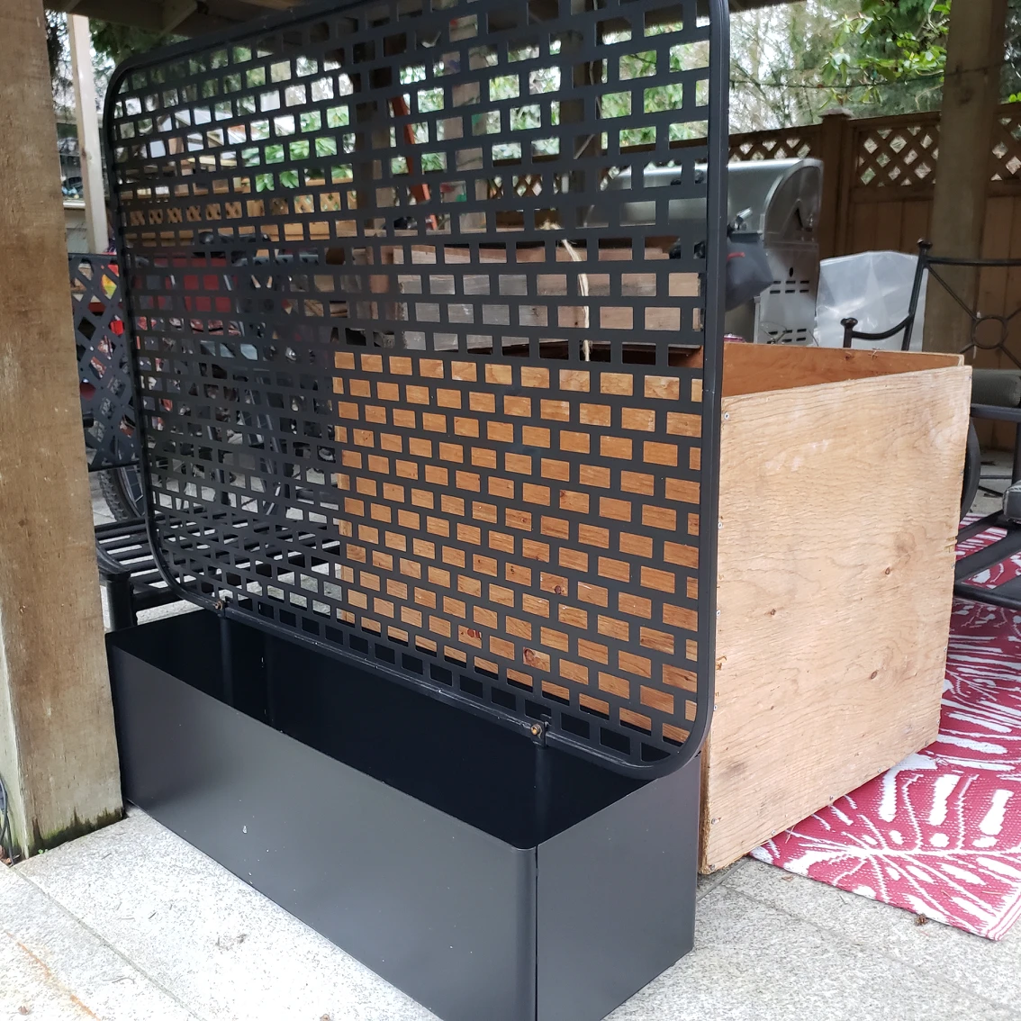 Outdoor planter and privacy screen thumbnail