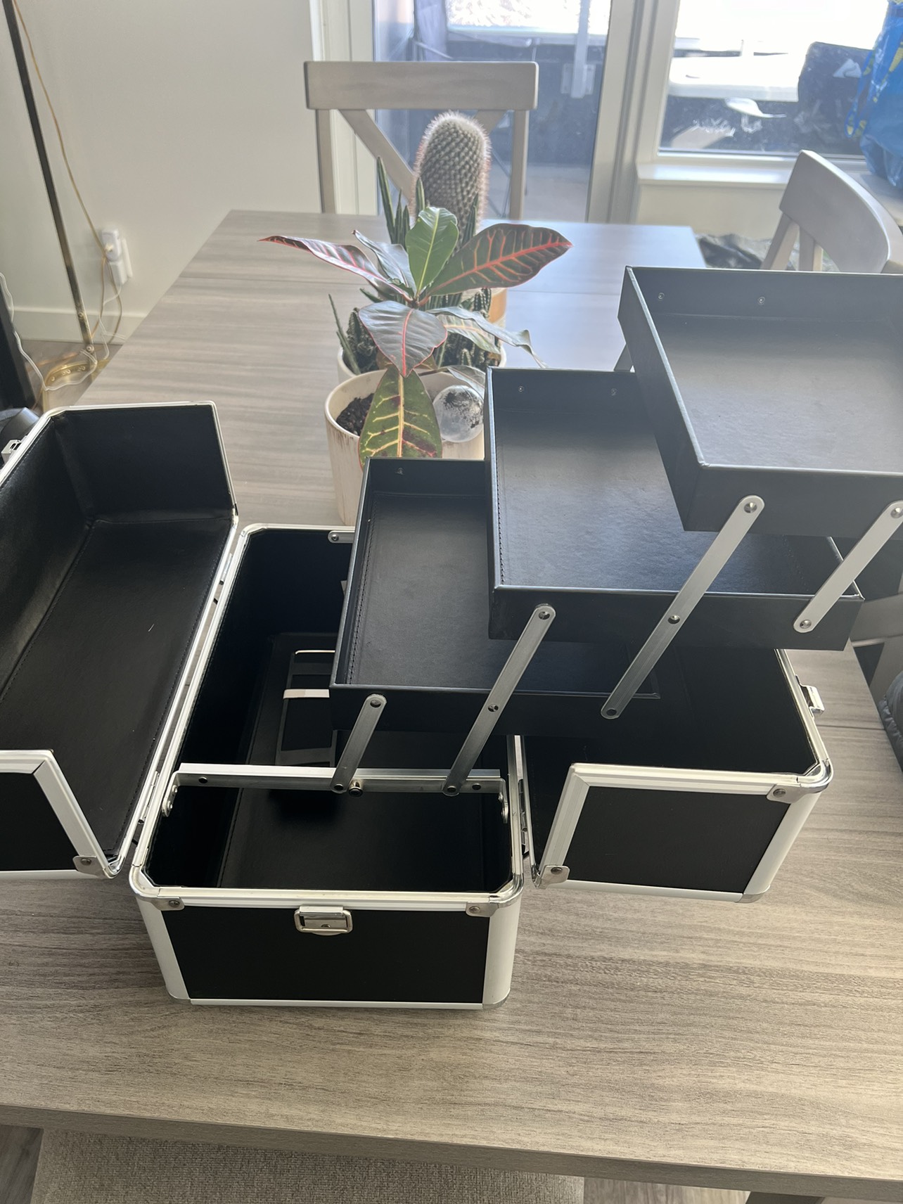 Stylish and spacious makeup case thumbnail