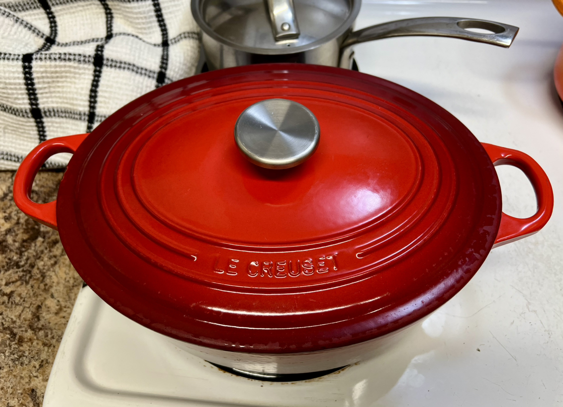 Le Creuset 4.7L Cherry Red/Cerise Oval French/Dutch Oven (29 cm) thumbnail