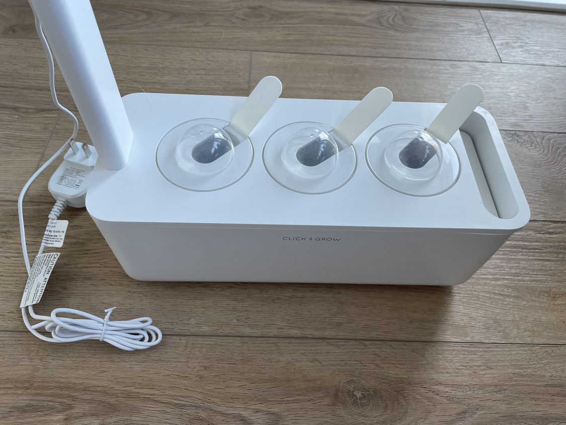 Click and Grow Smart Indoor Garden 3 image indicator(2)