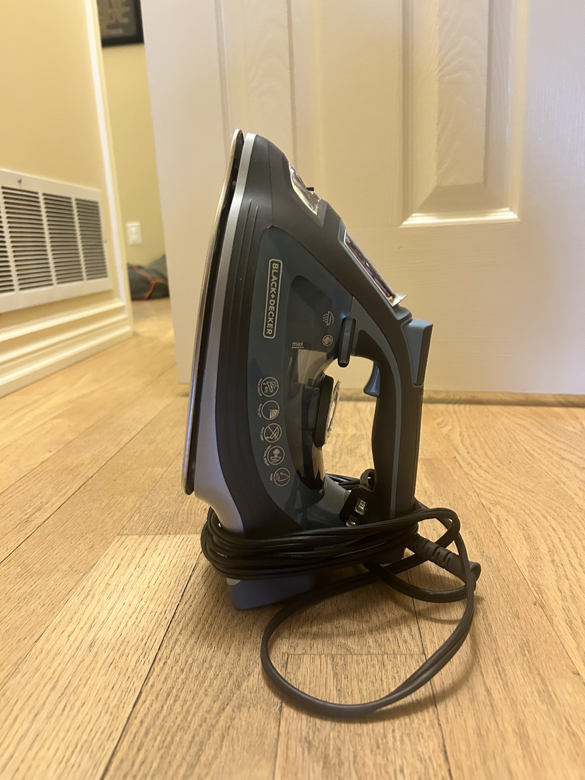 Black & Decker clothes Iron thumbnail