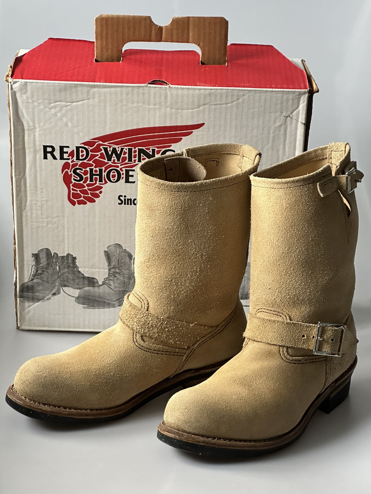 Red Wing Shoes 8268 Engineer Abilene Roughout 8.5D thumbnail