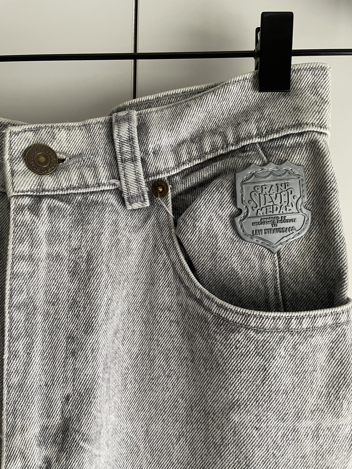 Vintage Levi’s silver mom jeans - photo 3