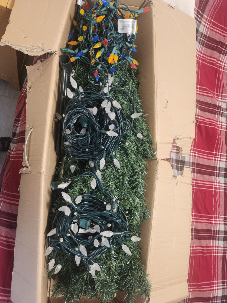 6ft artificial Christmas tree image indicator(3)