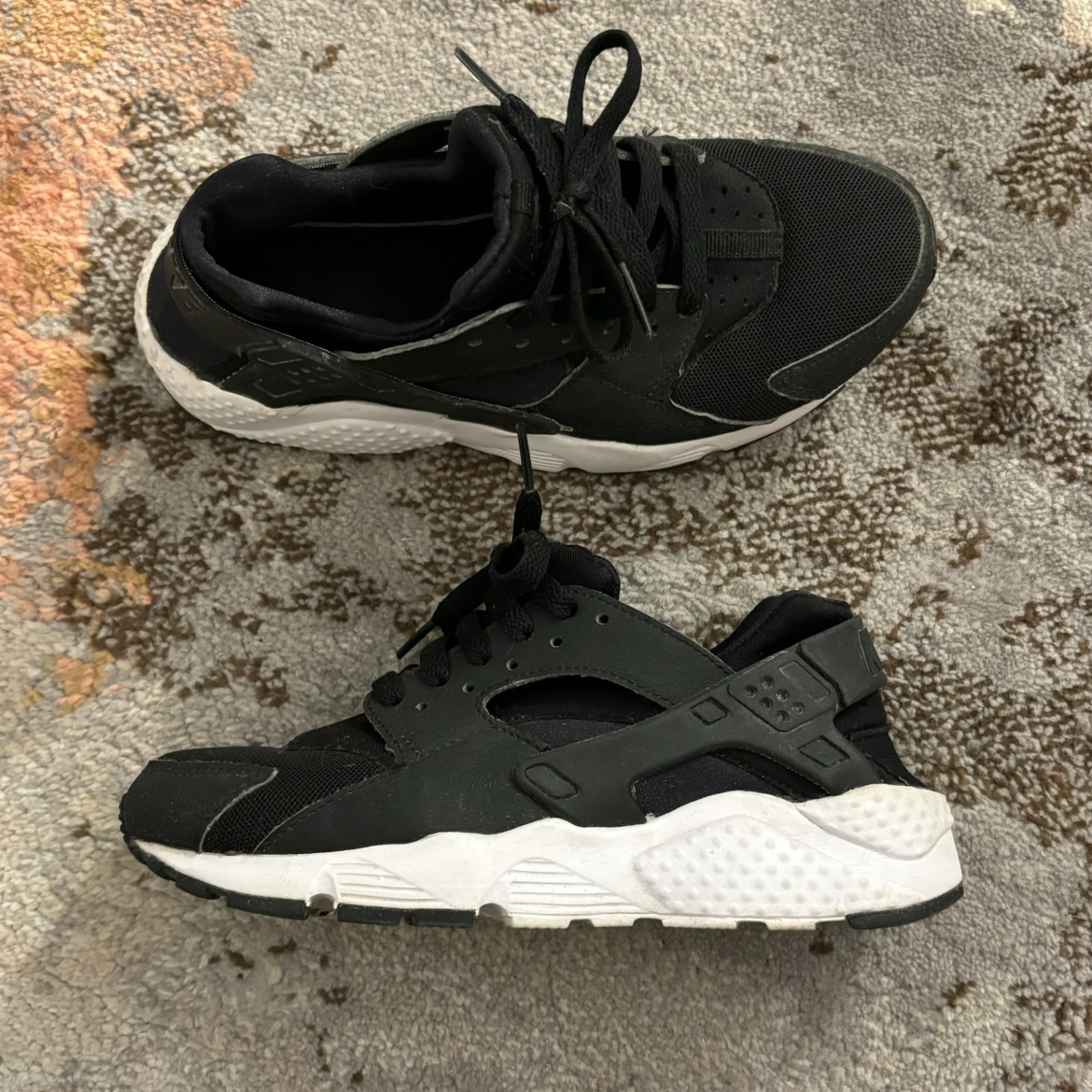 Nike Huaraches Sneakers thumbnail