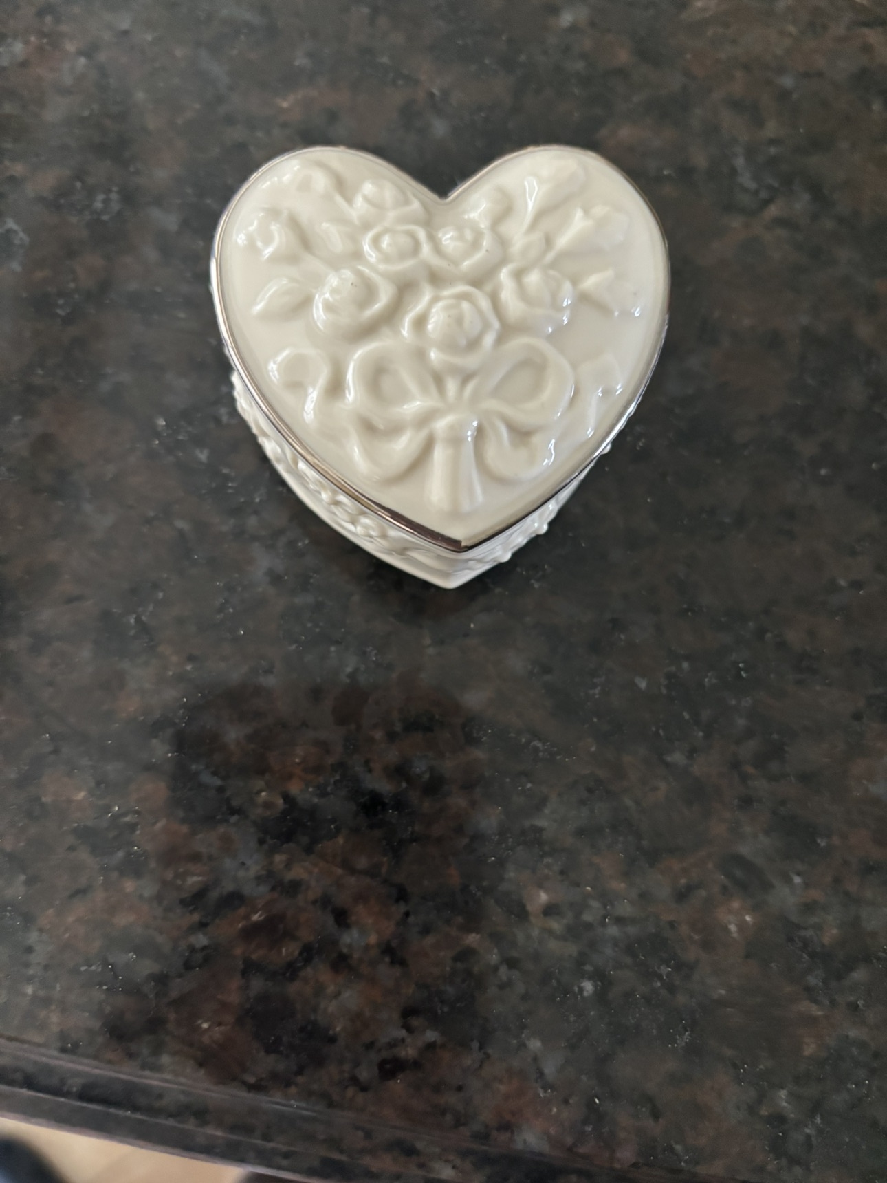 Elegant Lenox Porcelain Heart Shaped Ring Box image indicator(2)