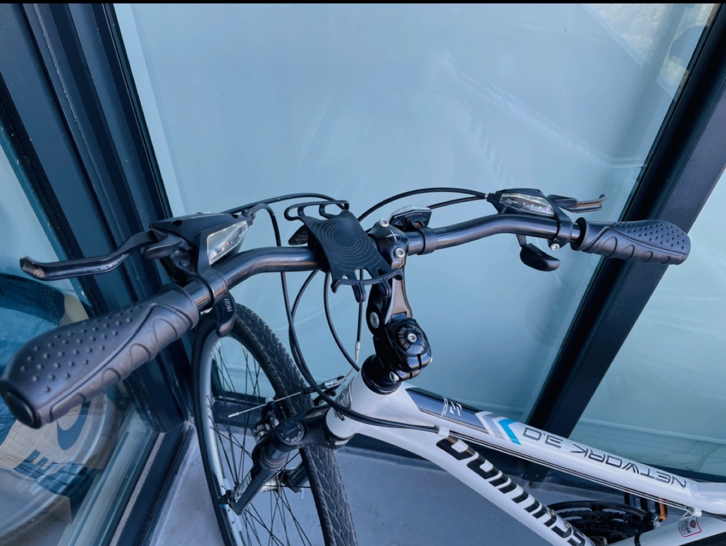 Schwinn Hybrid Bike (medium size) - photo 5