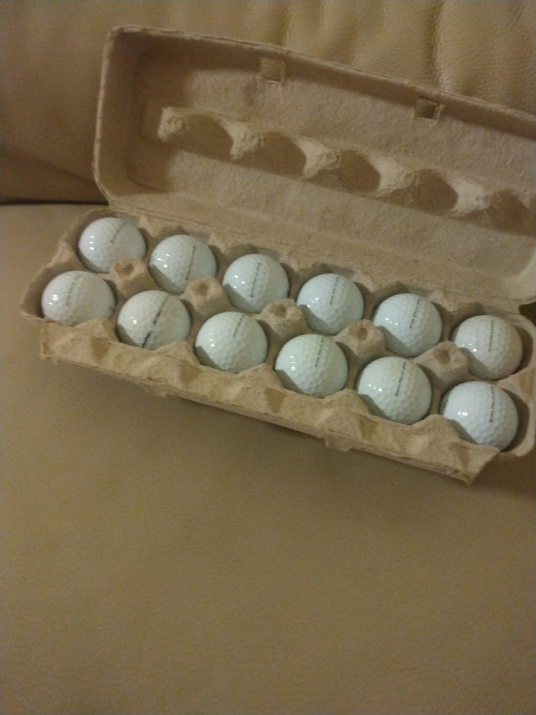 Titleist Pro V1 Golf Balls, White (One Dozen) used golf balls image indicator(2)