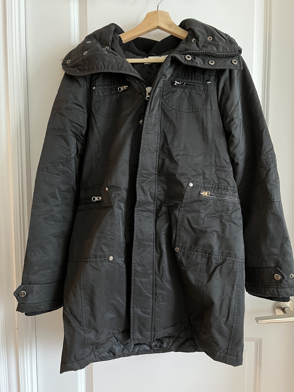 Women black parka image indicator(2)