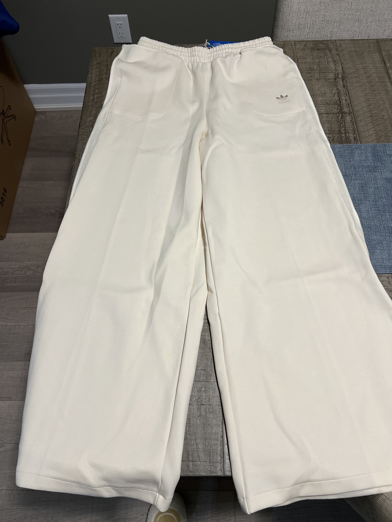 Adidas Originals off-white tracksuit - photo 2