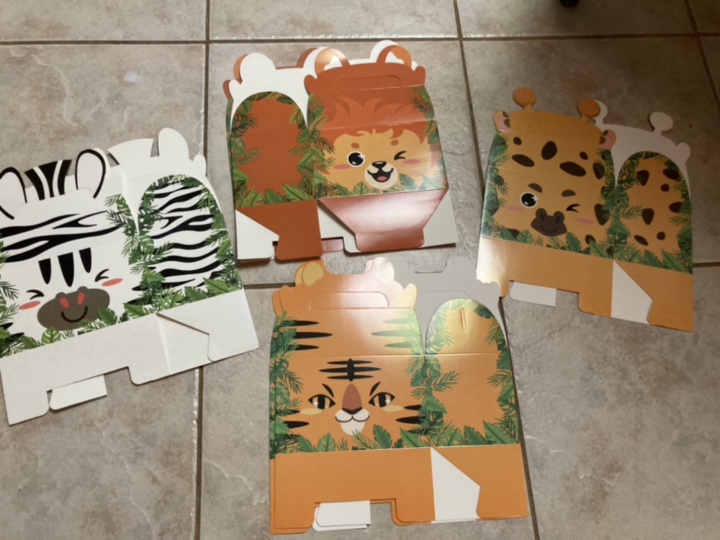 Jungle animal party decor