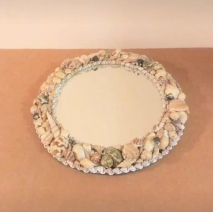 Round Mirror with Seashell Frame image indicator(2)