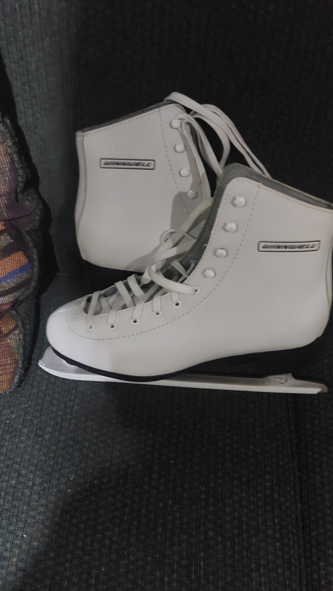 Womens skates - Size 9 thumbnail