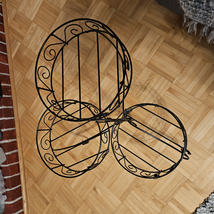 iron pot stand. image indicator(2)