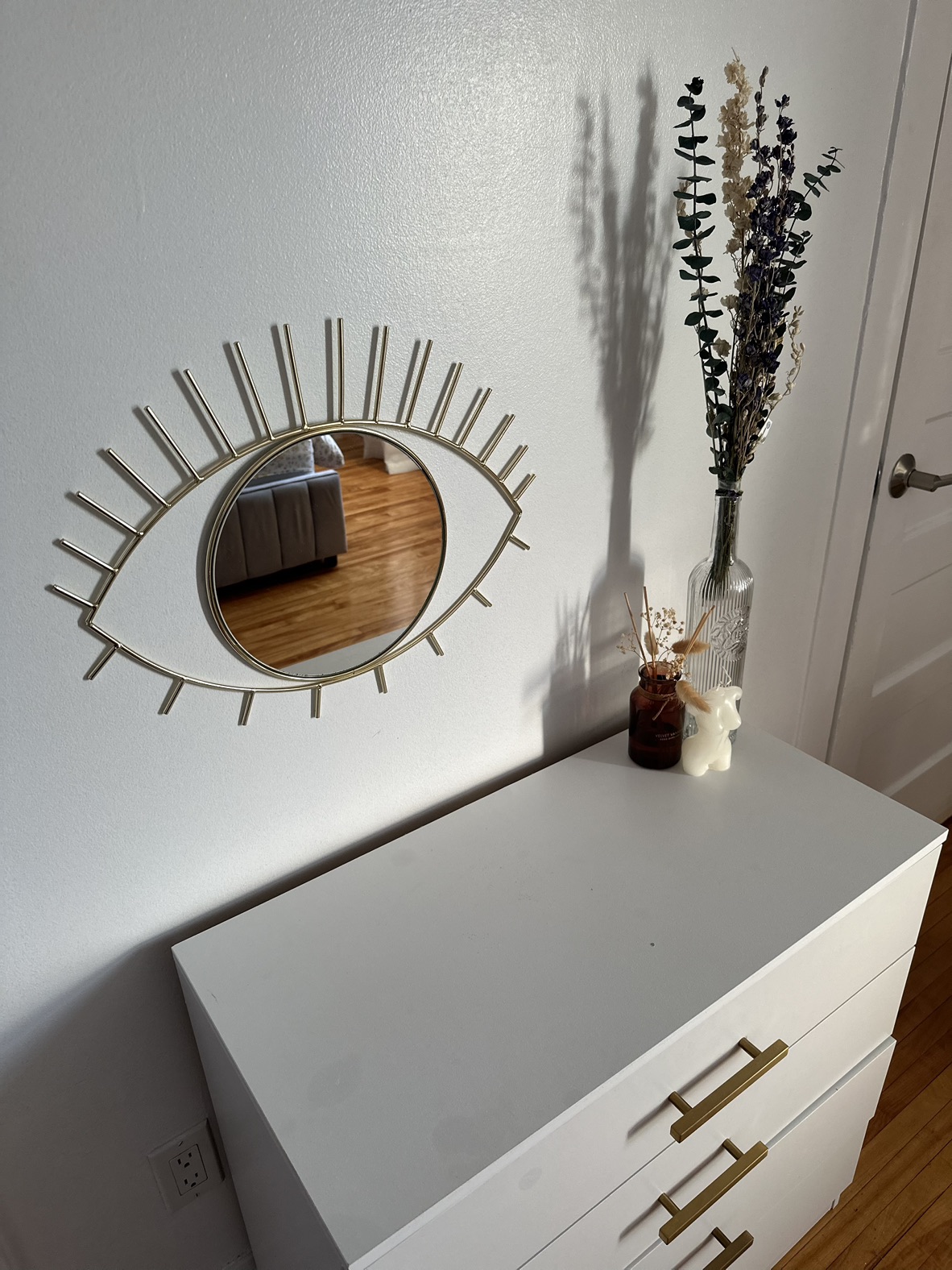 Stylish eye mirror