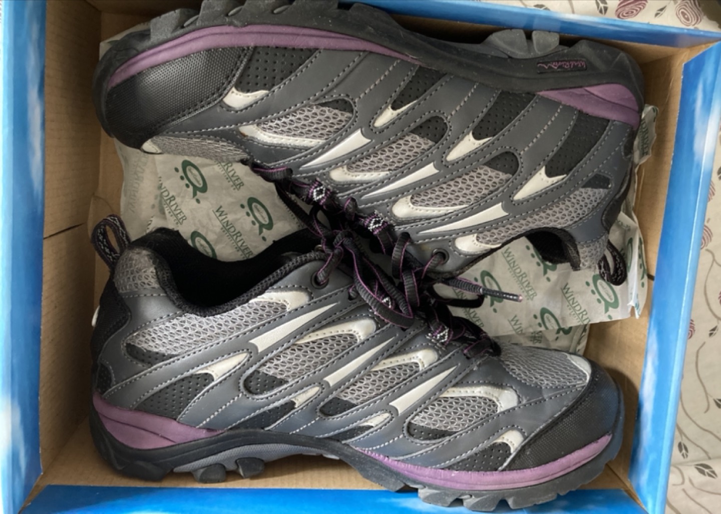 Women hiking shoes Size 8 thumbnail