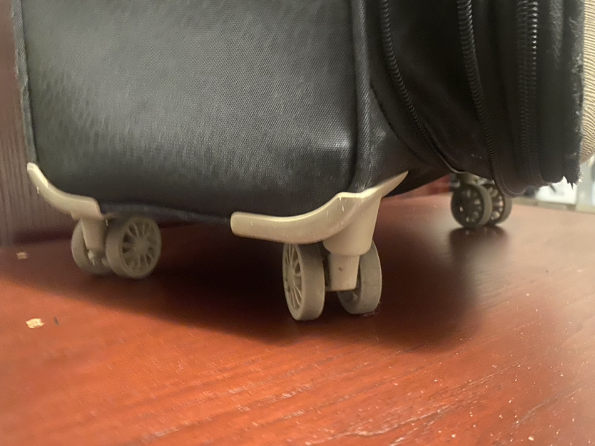 Medium size luggage (Nicole Miller New York) - photo 3