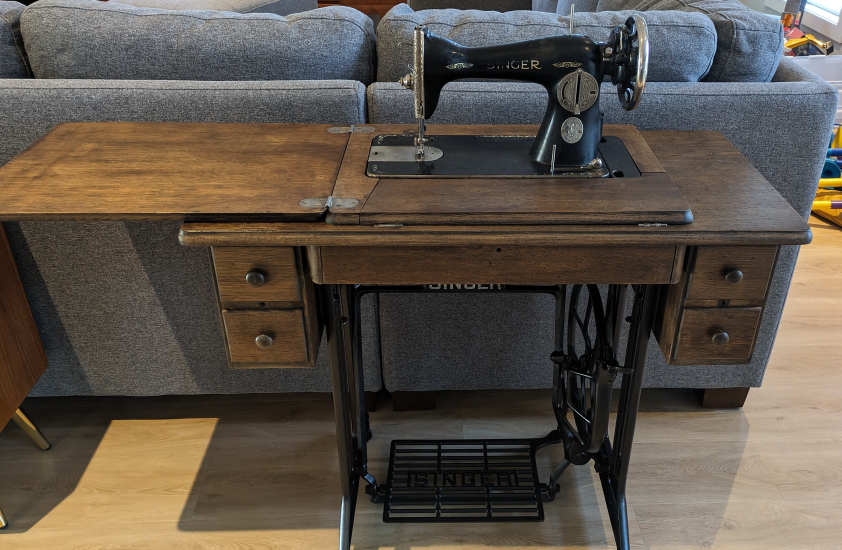 Vintage Singer Sewing Machine & Accessories - photo 2