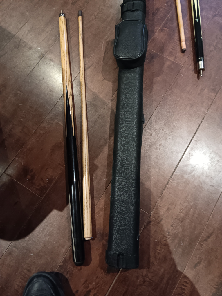Dufferin pool cue with case thumbnail