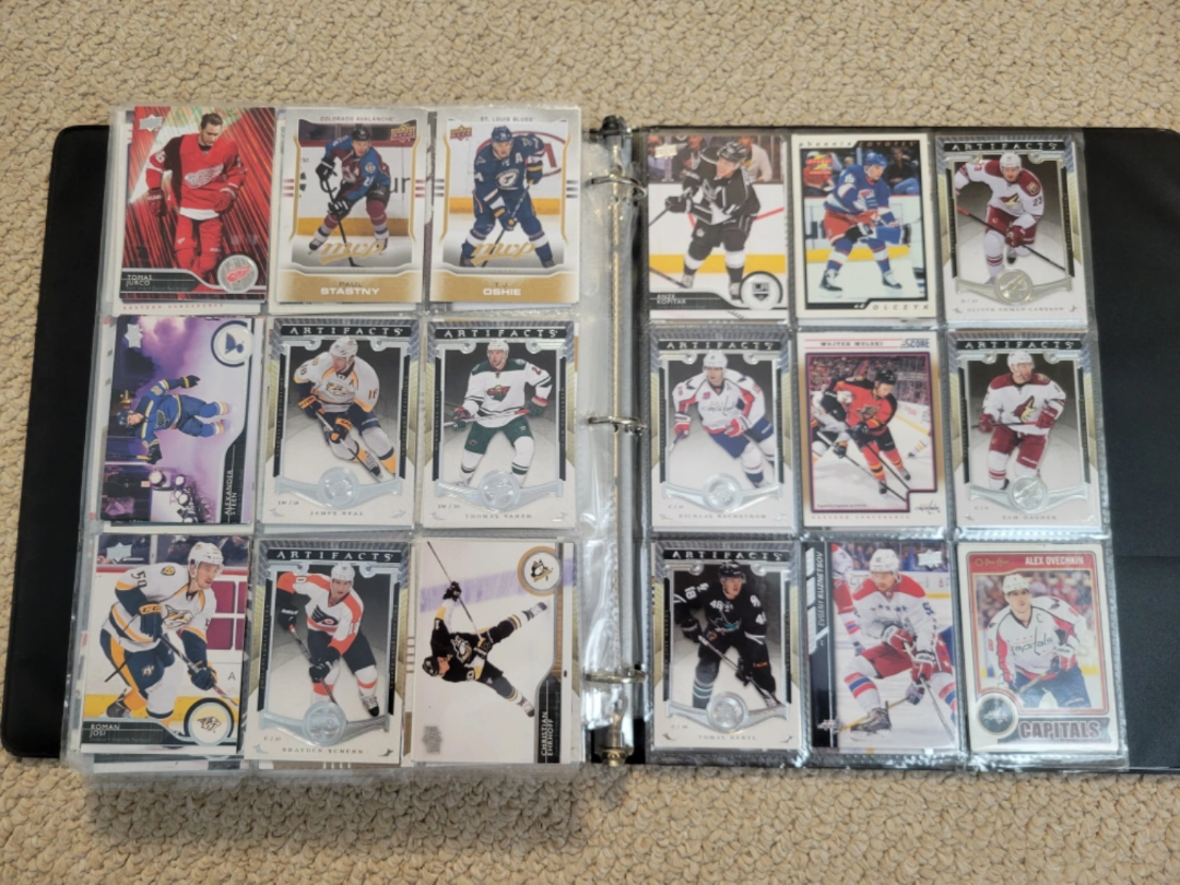 Huge lot of Hockey Cards image indicator(3)