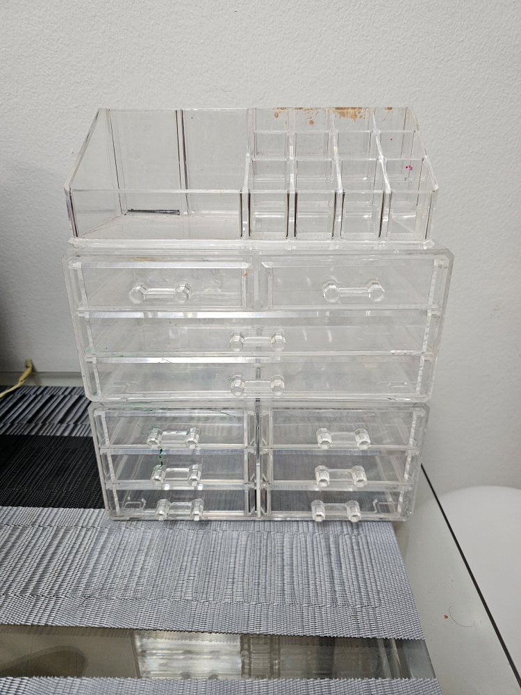 Make up organizer