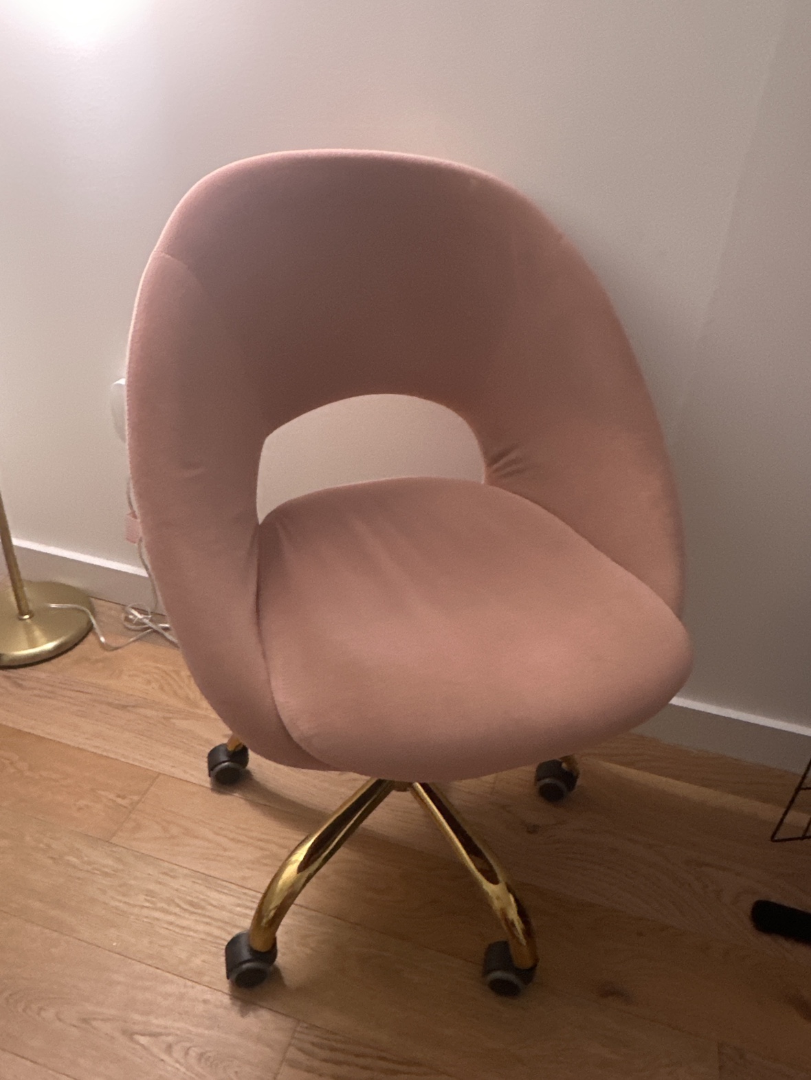 Lourdes Rotating Pink Chair