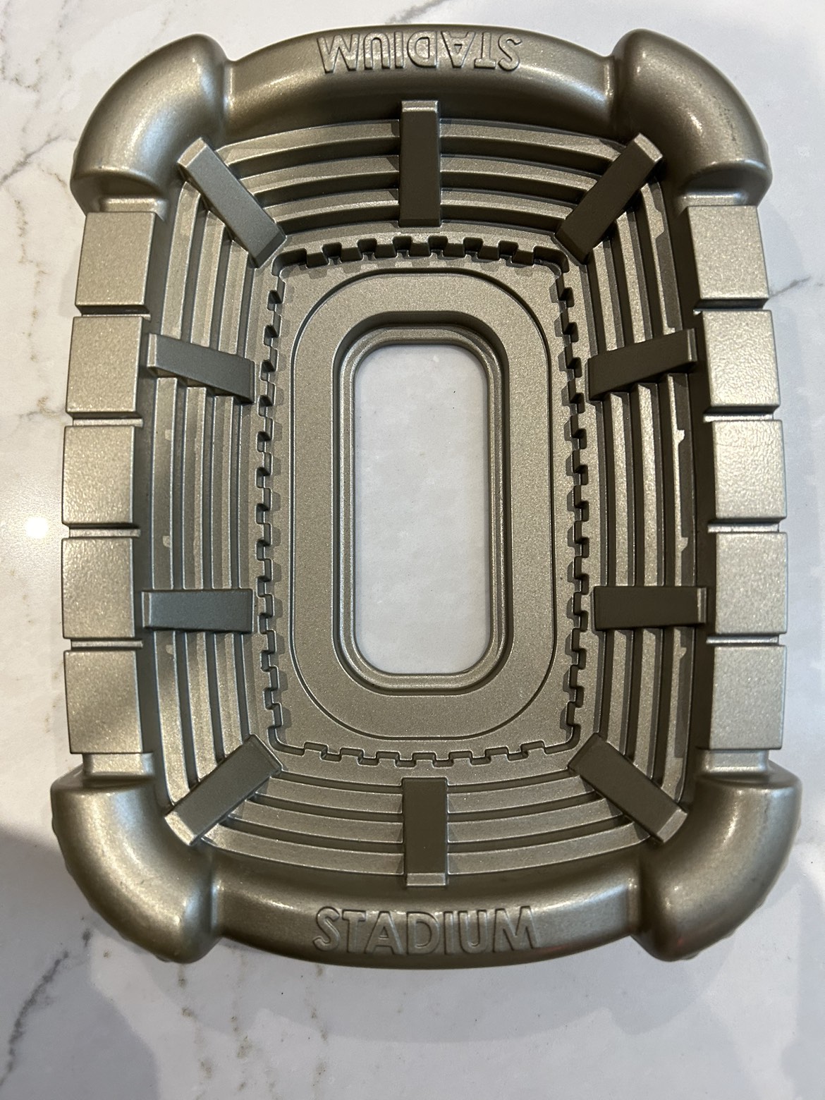Nordic ware stadium cake pan - photo 2