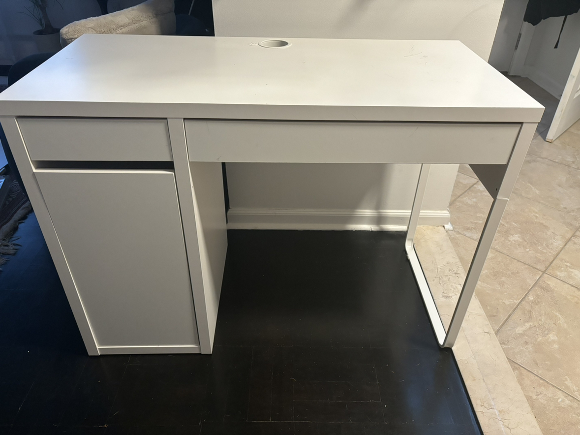 Ikea Desks- Only small one left - photo 3