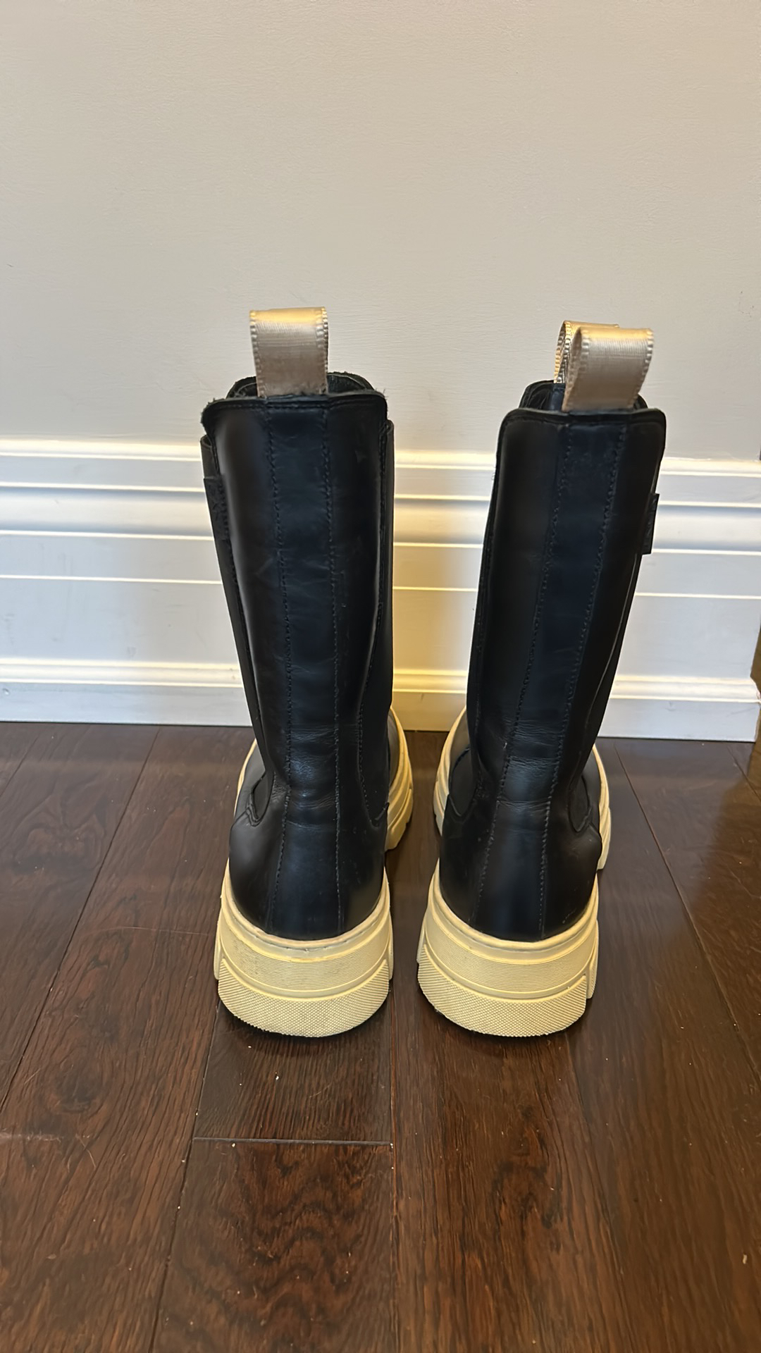 Chelsea boots image indicator(3)