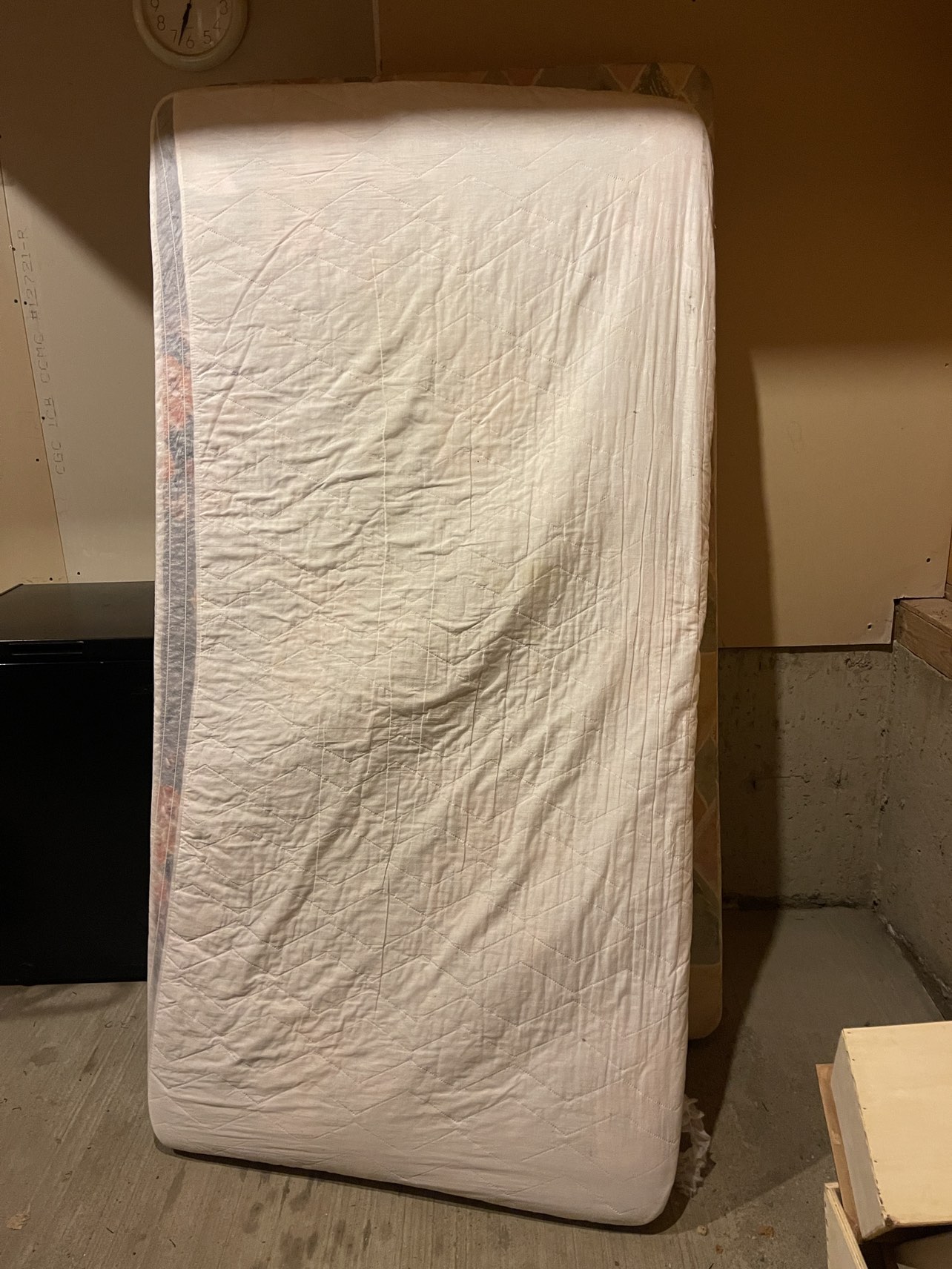 Single bed box mattress #FREECYCLE thumbnail