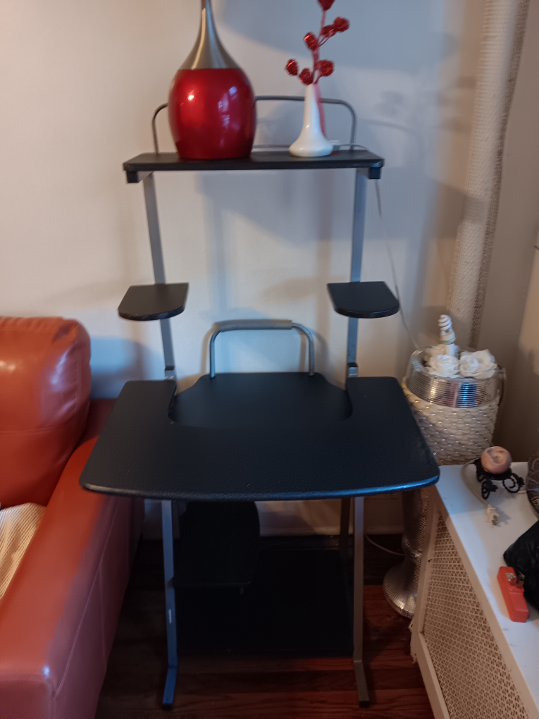 computer desk very good condition,  fits any corner - photo 3