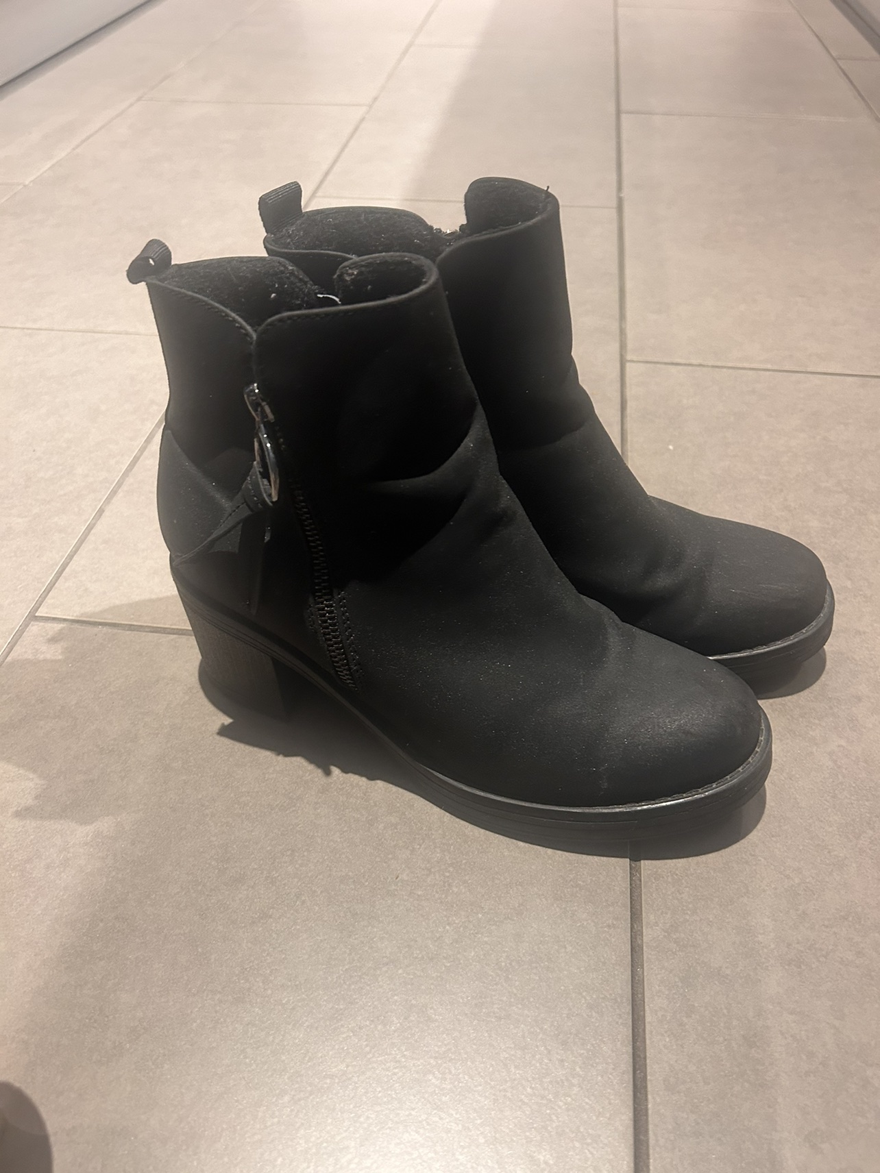 Boots, size 8.5 thumbnail