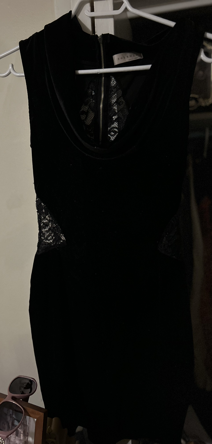🥕Black velvet dress with lace detailing for date night thumbnail