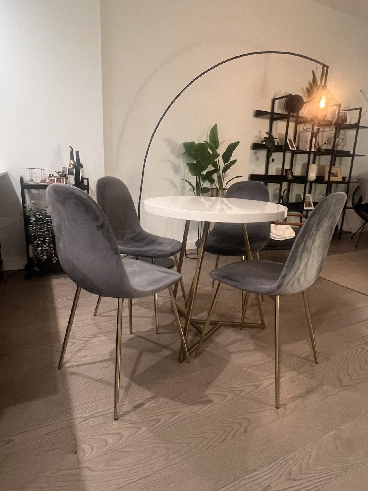 Round West Elm Dinning Table + 4 Chairs