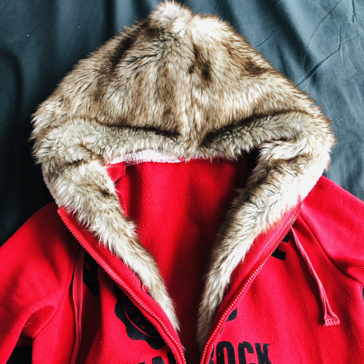 Super cute Red zipped up hoodie with detachable fur trim image indicator(4)