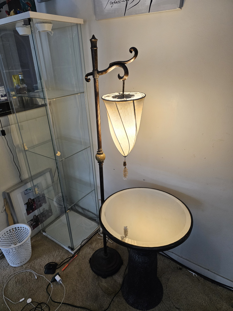 table and lamp - photo 3