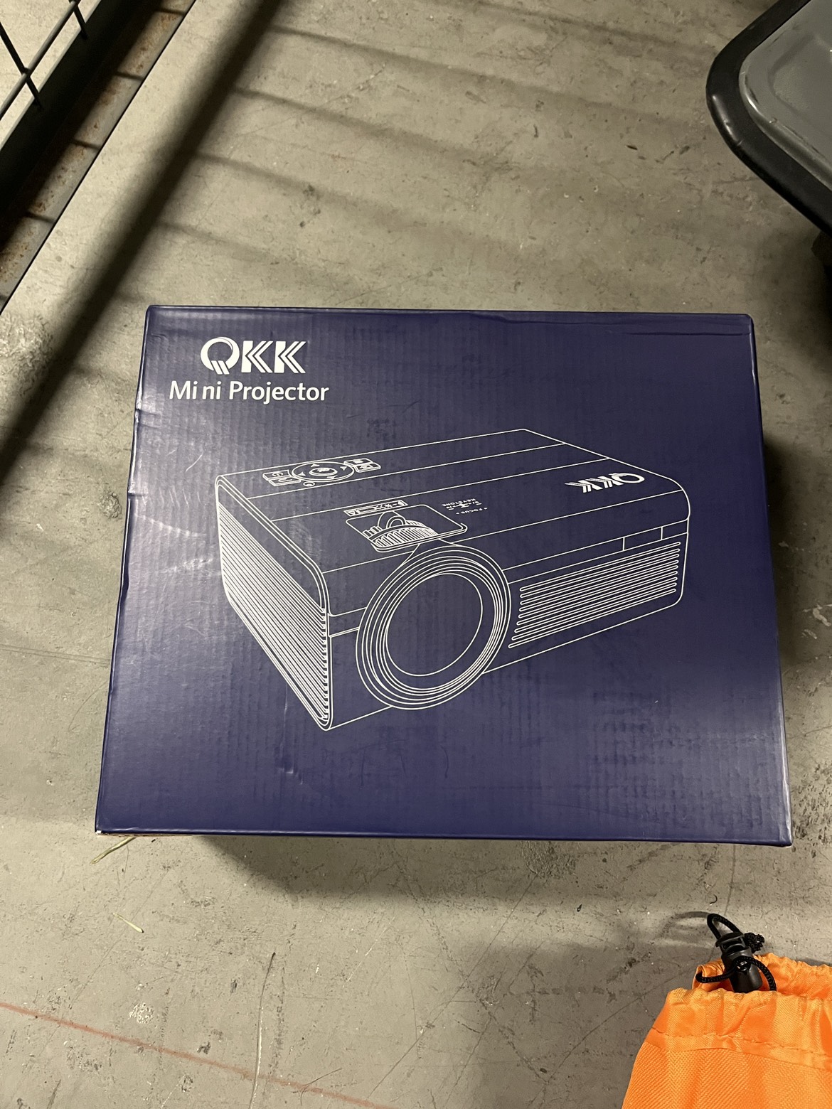 Mini Projector 2600 Lumen HDMI input with Tripod thumbnail