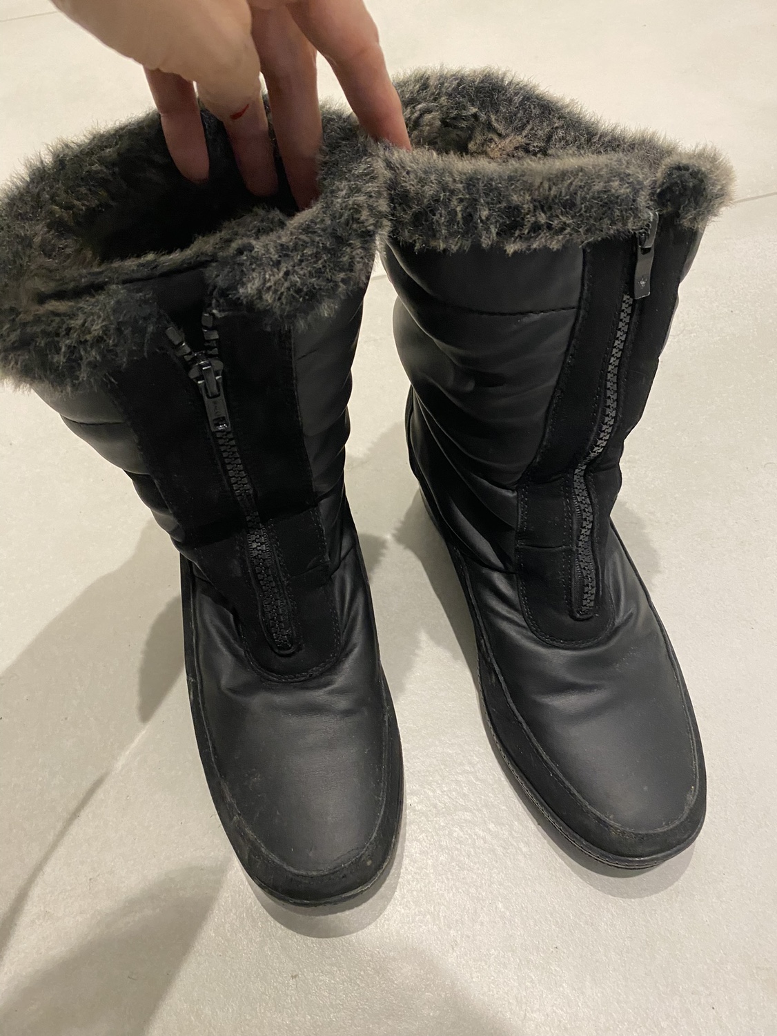 Winter boots thumbnail