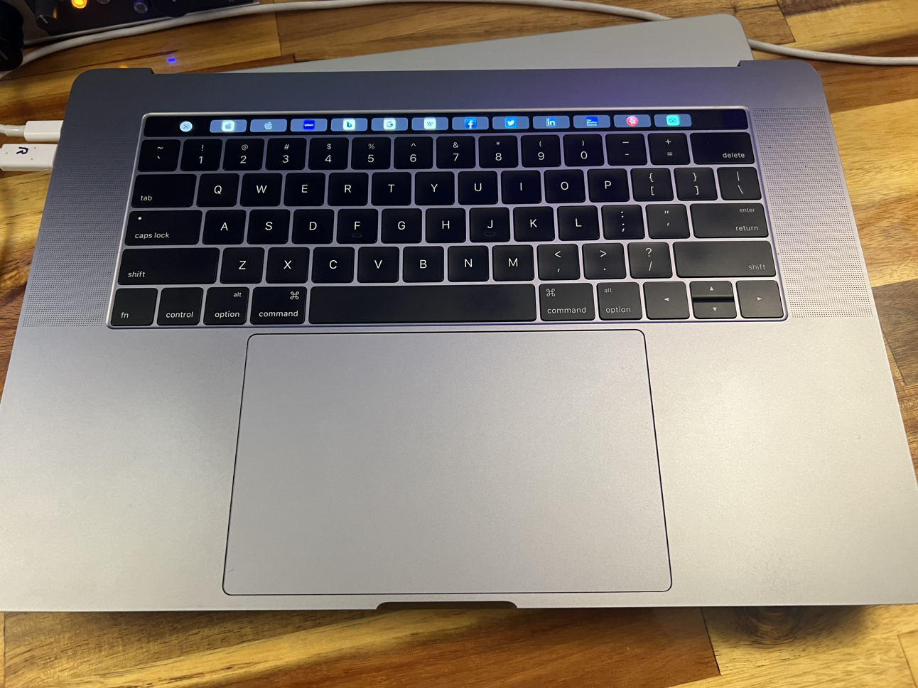 HEADLESS Macbook Pro 15-inch 2016 i7/16/1TB/RX460 HEADLESS