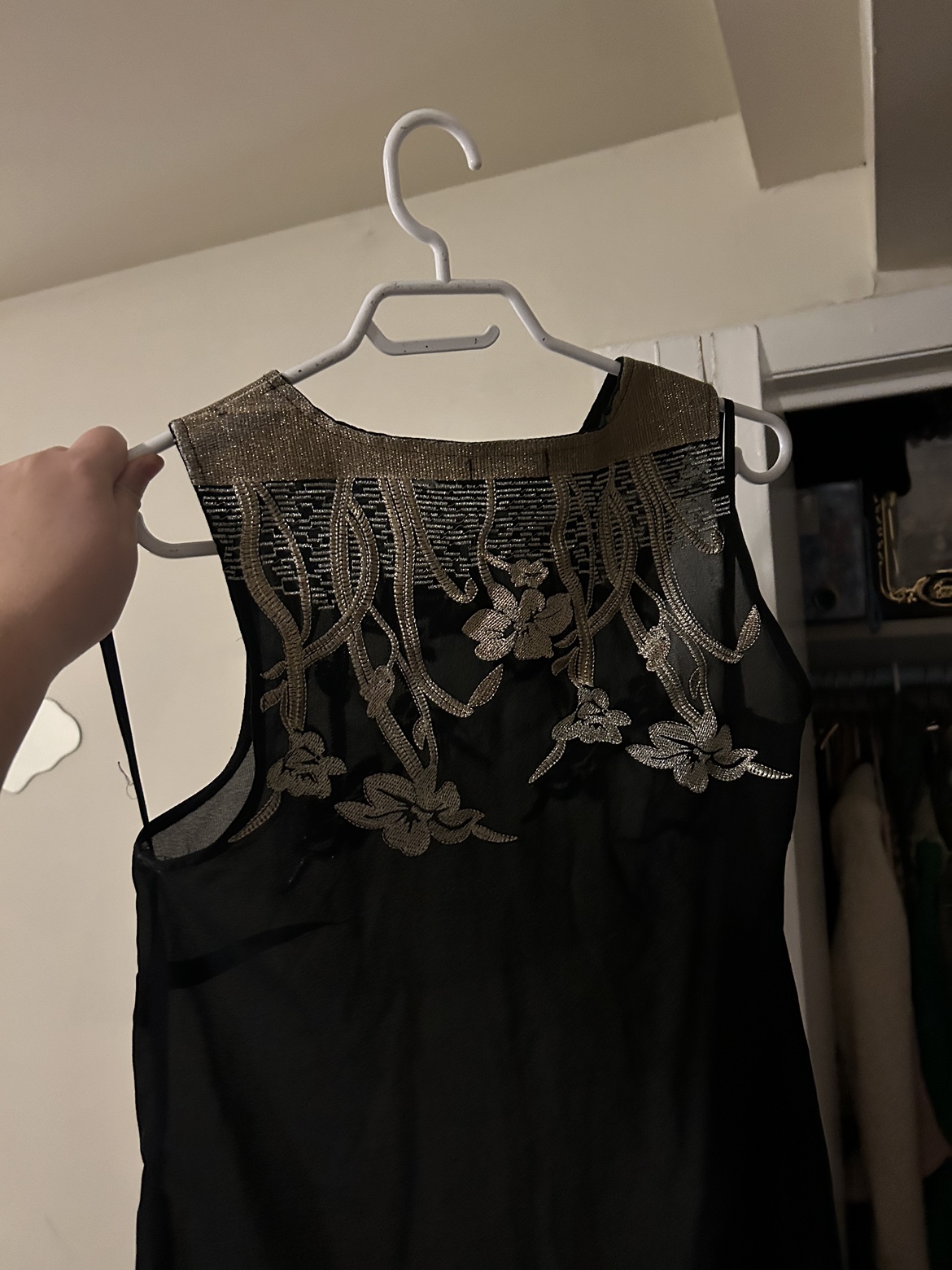 🥕Beautiful sleeveless top with flower embellishments image indicator(3)