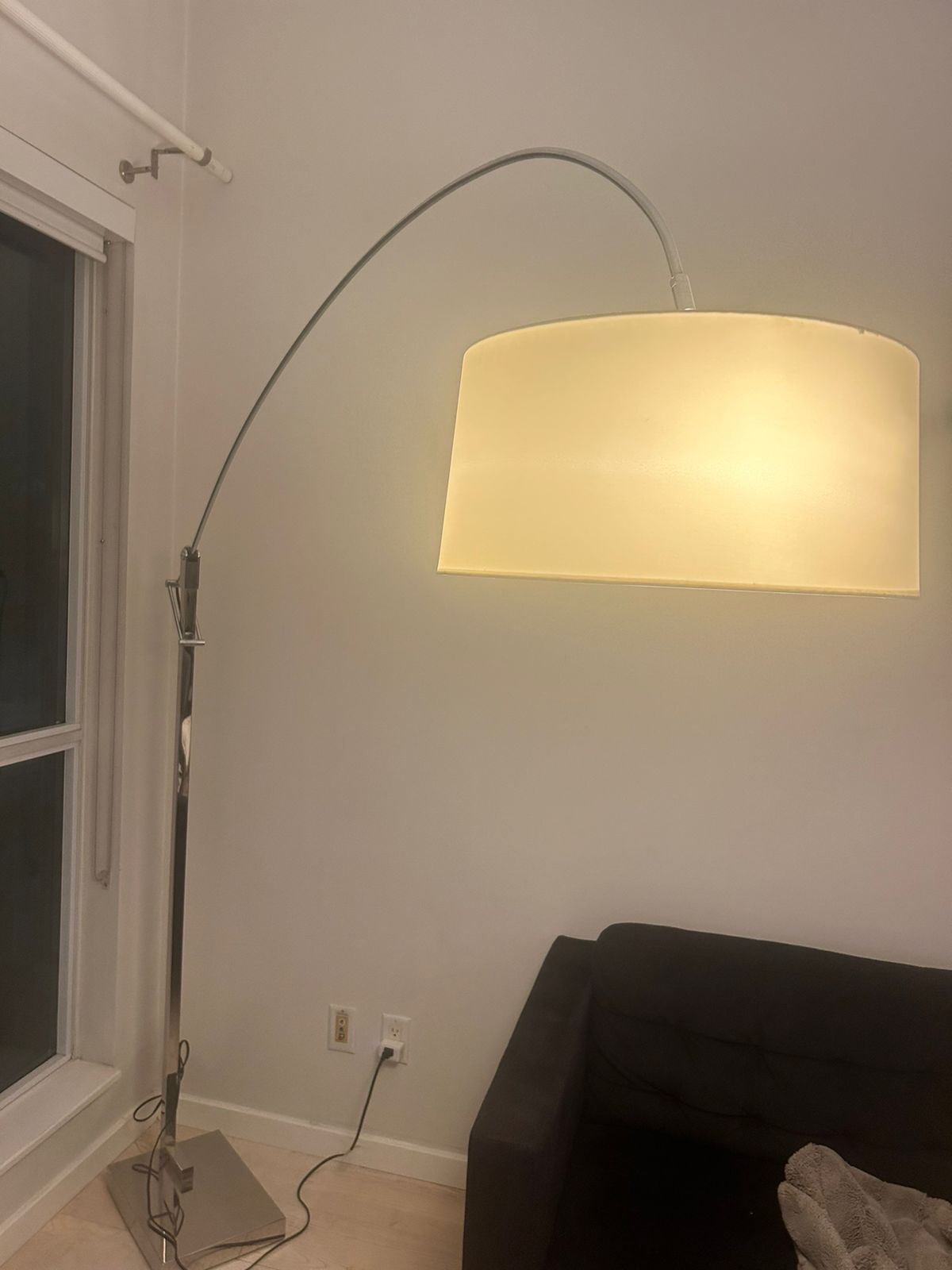 Structube curv floor lamp thumbnail