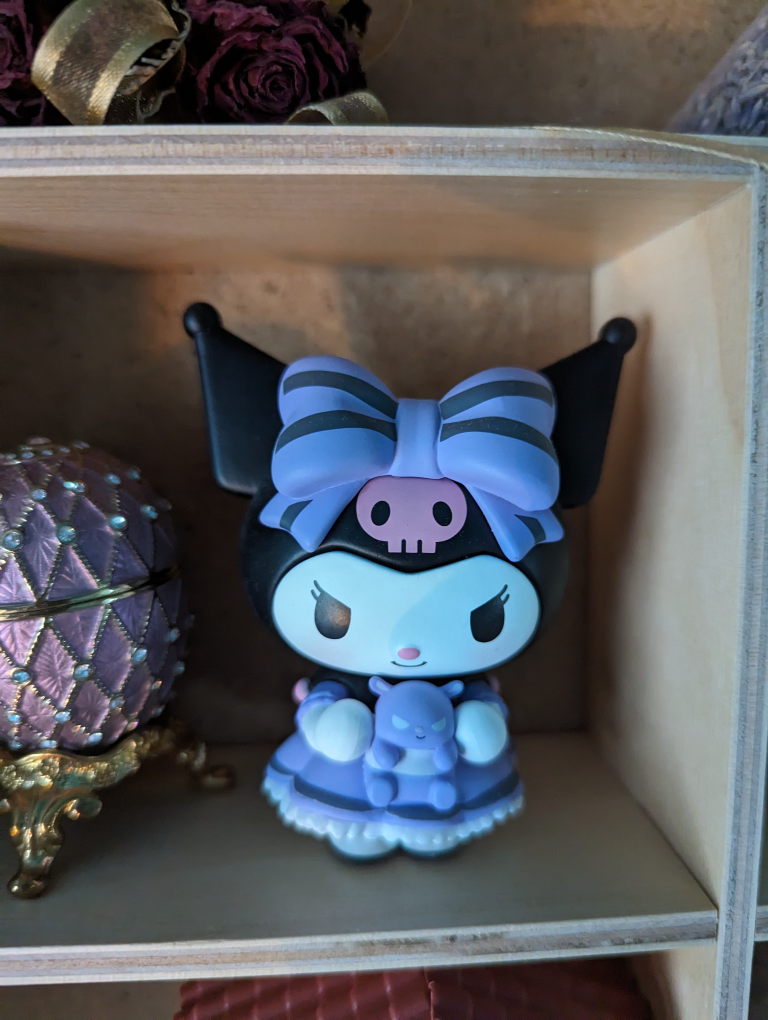 Various collectables: Dimoo, Kuromi, Cinnamoroll characters image indicator(5)