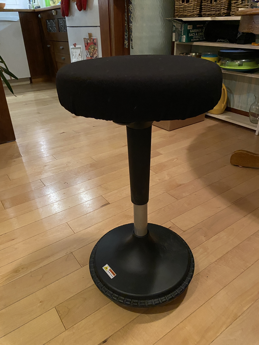 Wobble stool for stand up desks