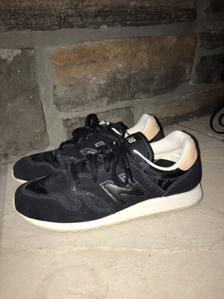 Black shoes (New Balance) thumbnail