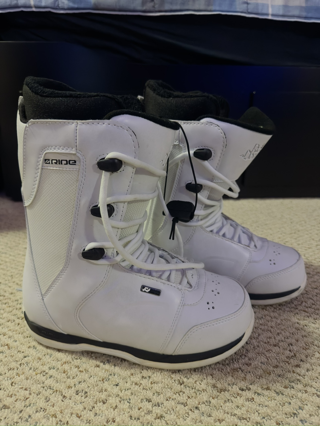 Snowboard boots